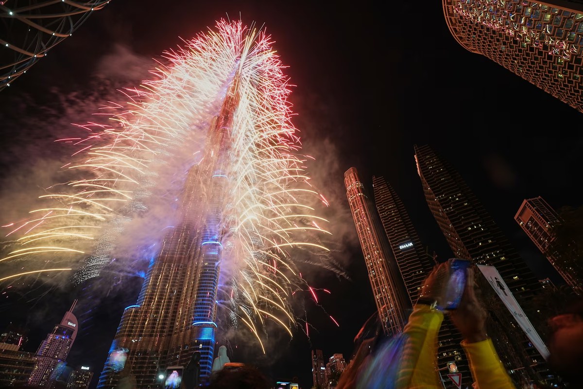 New Year’s Eve 2026 fireworks over Dubai’s skyline and Burj Khalifa, glowing against the night sky.